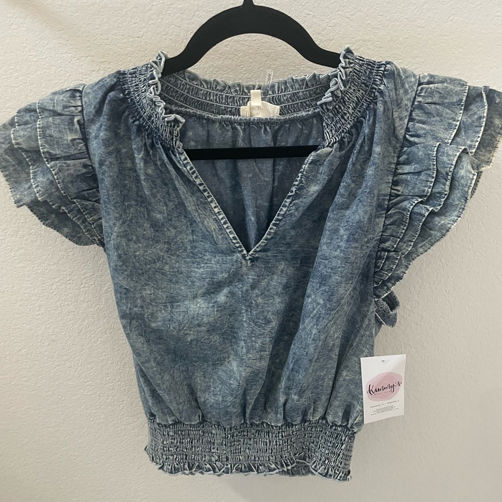 NWT Entro Chambray Flutter-Sleeve Blouse